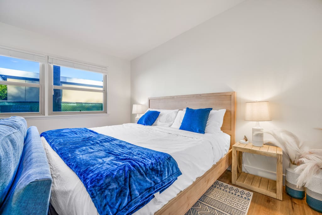 Beachside Retreat: large studio 2Blocks2Beach w AC