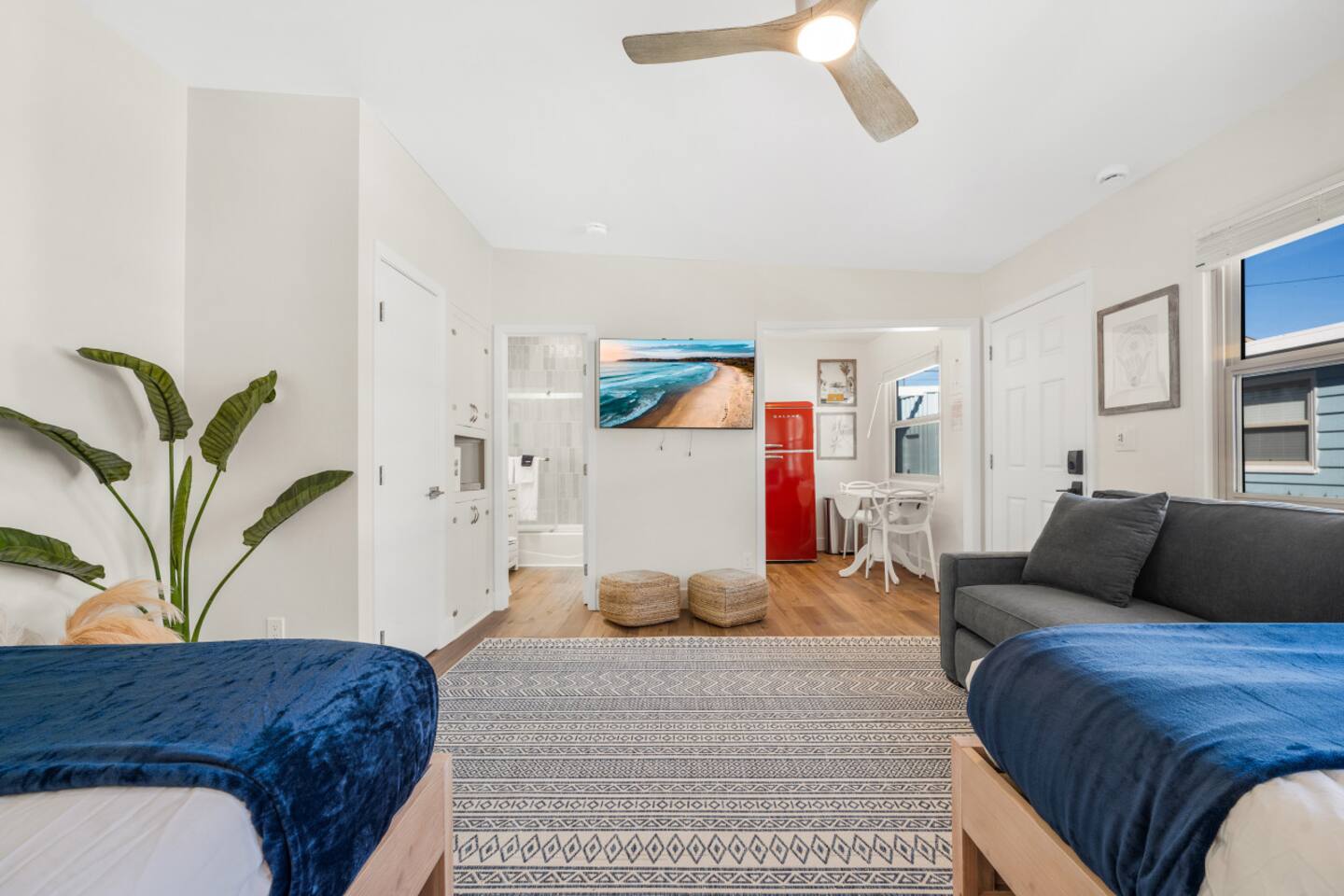 Luxe large studio in the heart of PB with A/C