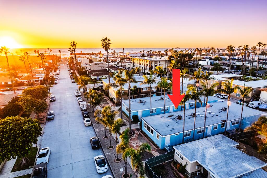 Sleeps 28 w/ AC! PB Retreat w/ Parking - 16 Beds!