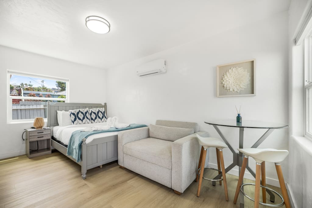 Central Sunset Cliffs Studio w/ Yard - Sleeps 3