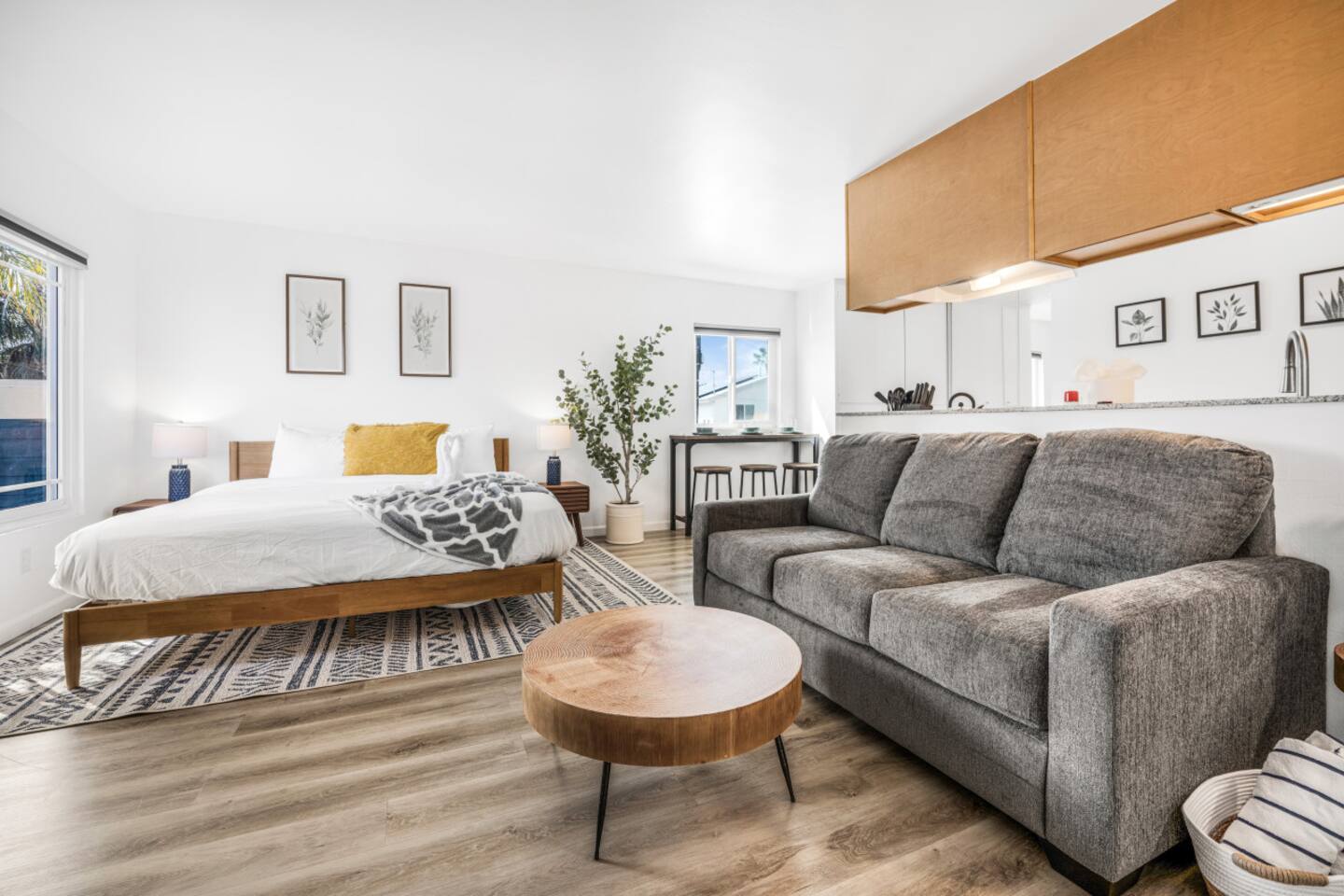 Spacious Ocean Beach Studio Steps 2 Beach