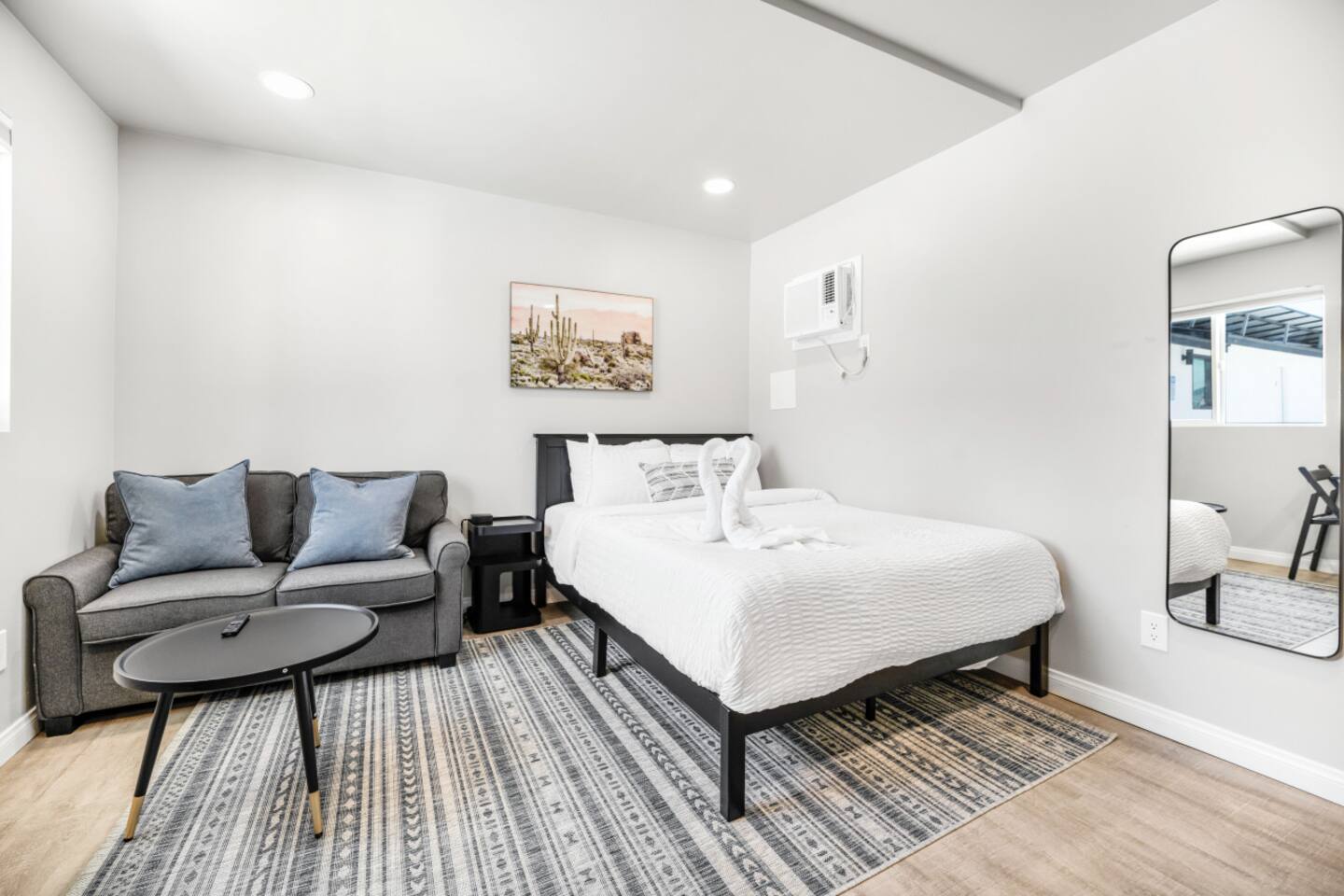 New Modern Apartment w/ Parking - Central to SD