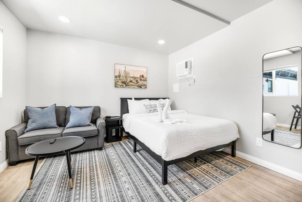 New Modern Apartment w/ Parking - Central to SD