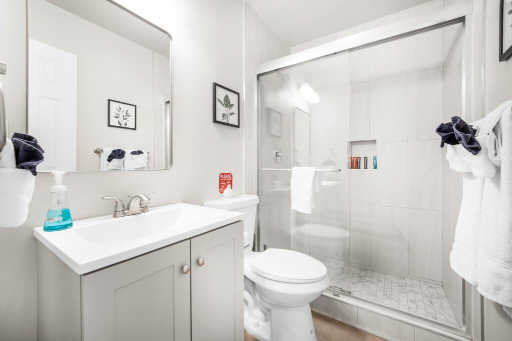 Central Modern Apartment w/ Parking - Sleeps 3