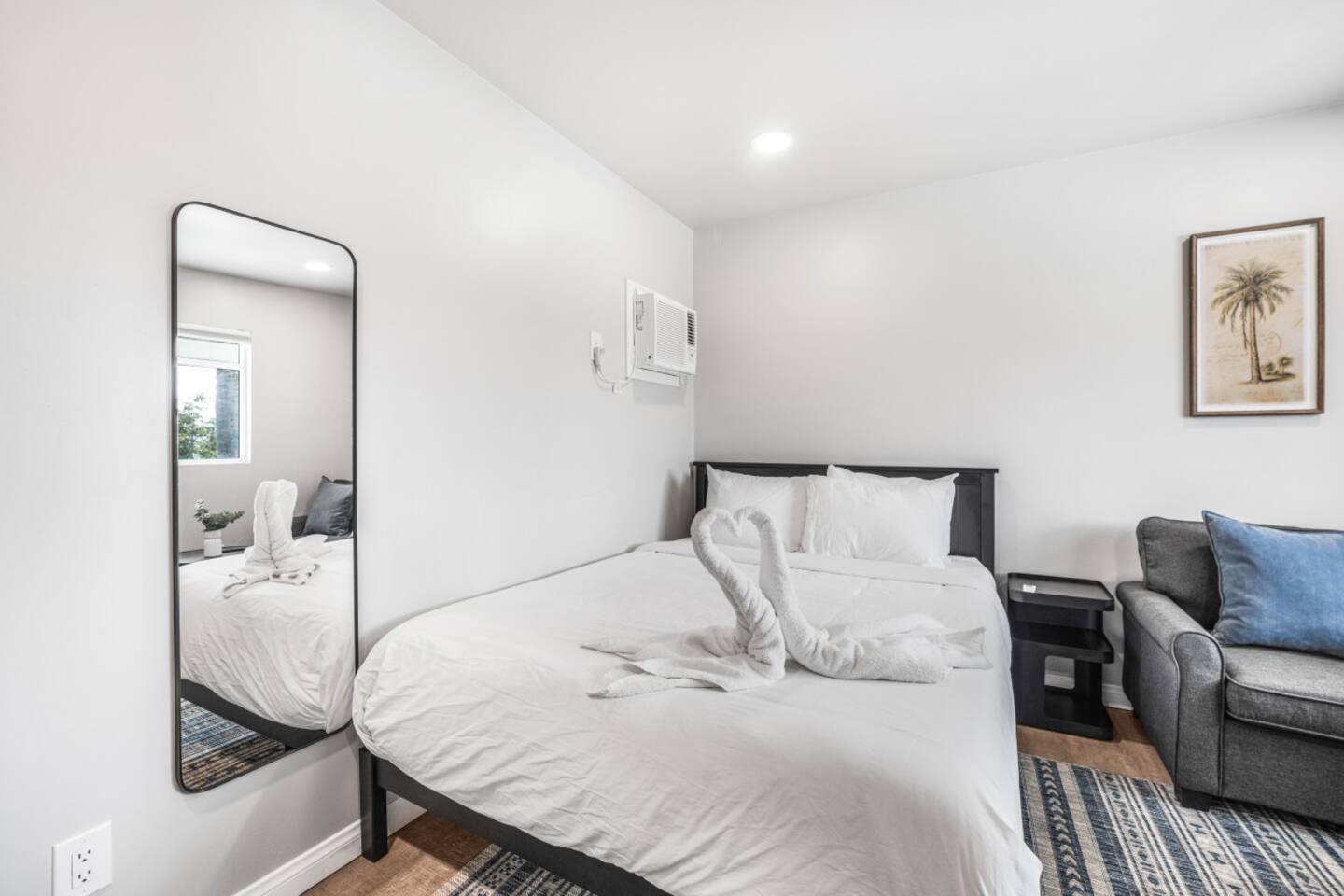 New Remodeled Upstairs Apartment Central El Cajon