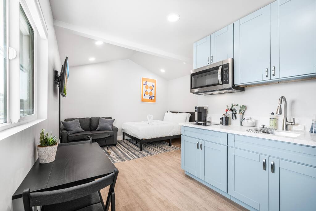 Urban Chic Apartment Recently Remodeled w/ Parking