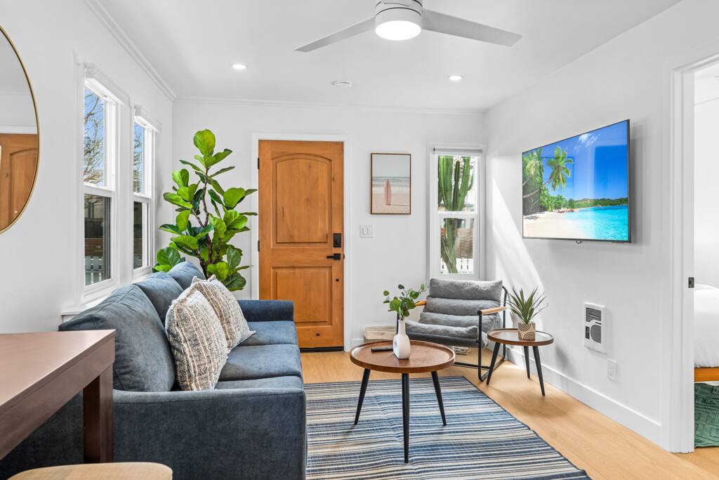 Remodeled 2BR Cottage- Parking/Walk2Shops/Sleeps 5