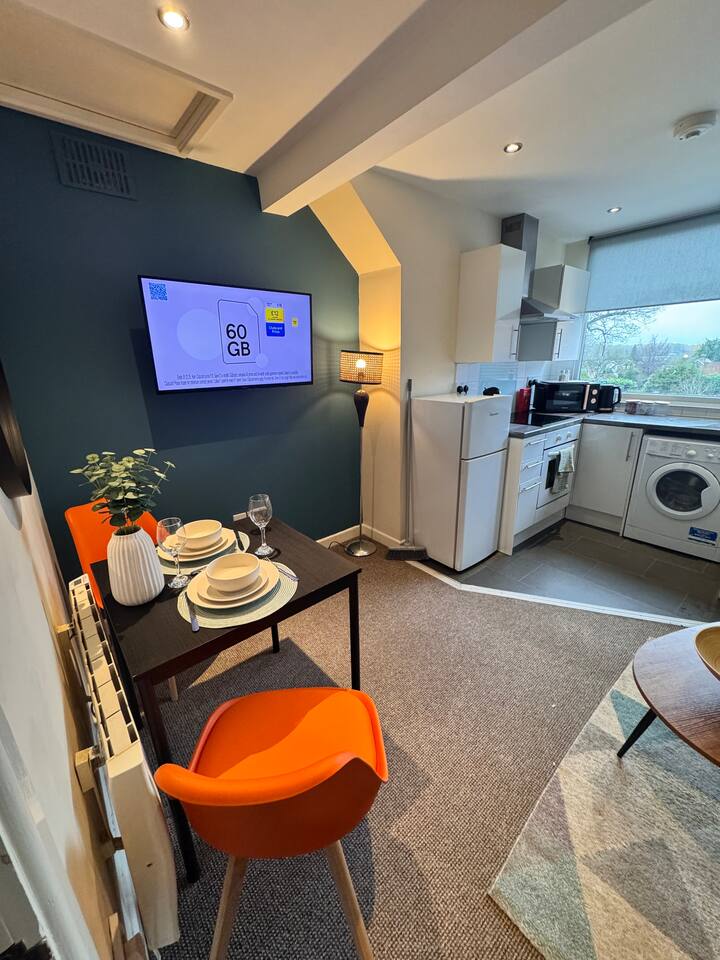 #81 Stylish Top Floor Flat High Street Location