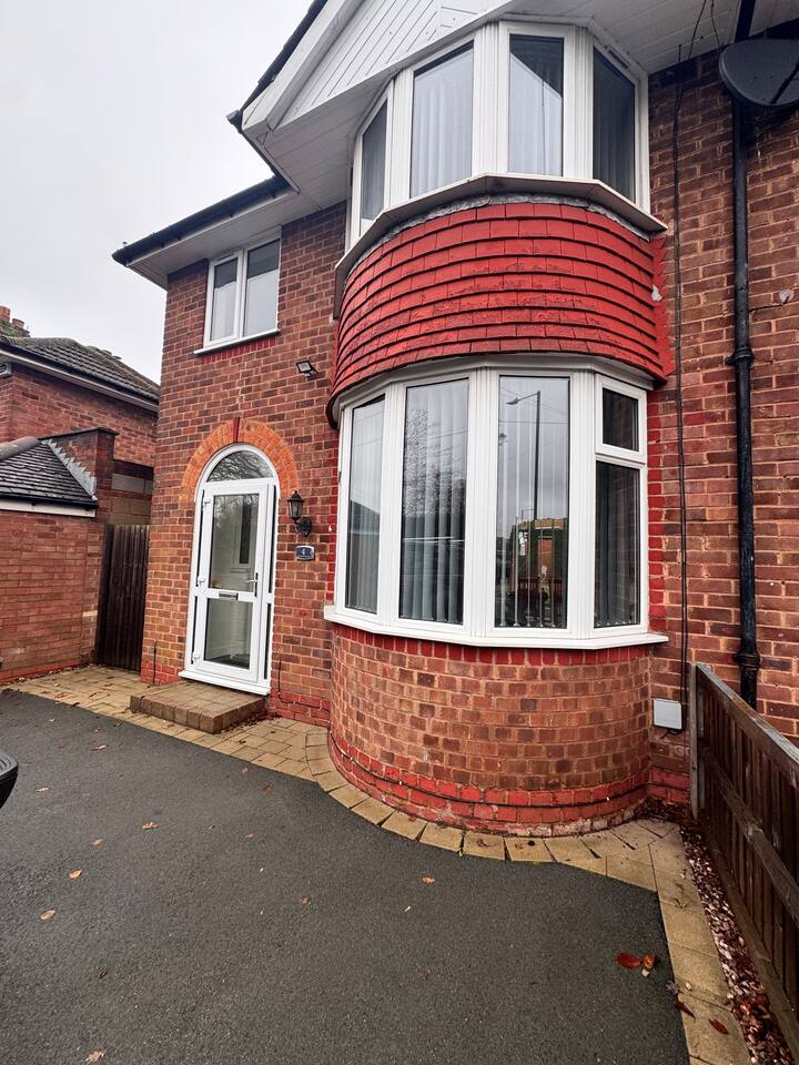 #82 Stylish Shirley Home Sleeps 8 NEC Solihull BHX