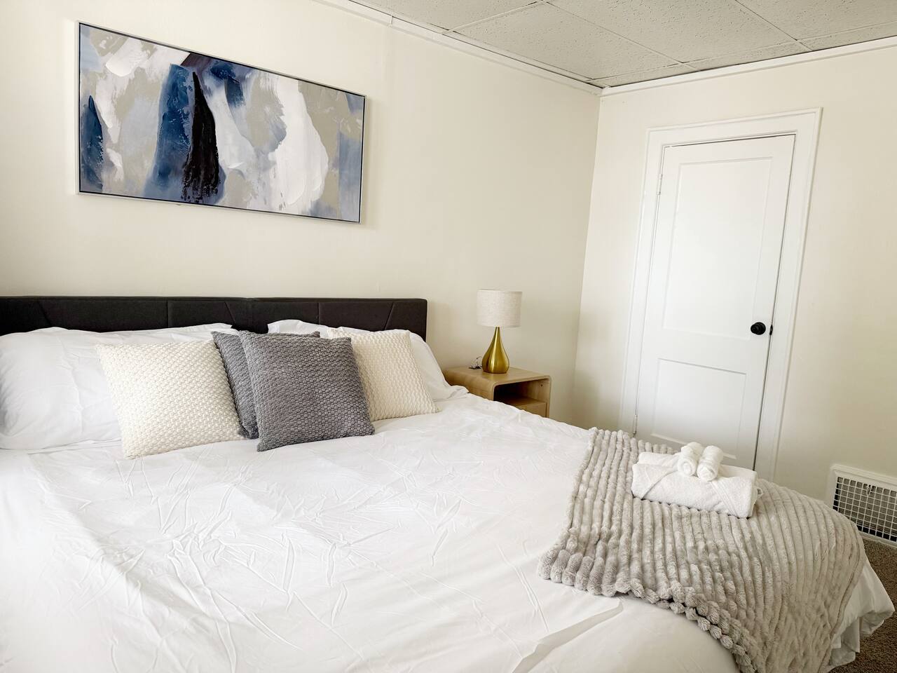 Redbrick Suites A | KING 1BR\1BA Apt near UE