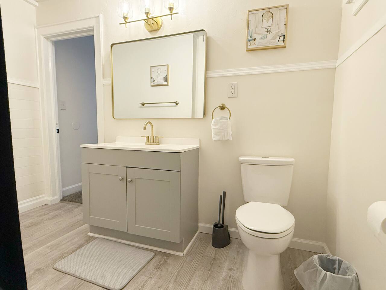 Redbrick Suites A | KING 1BR\1BA Apt near UE