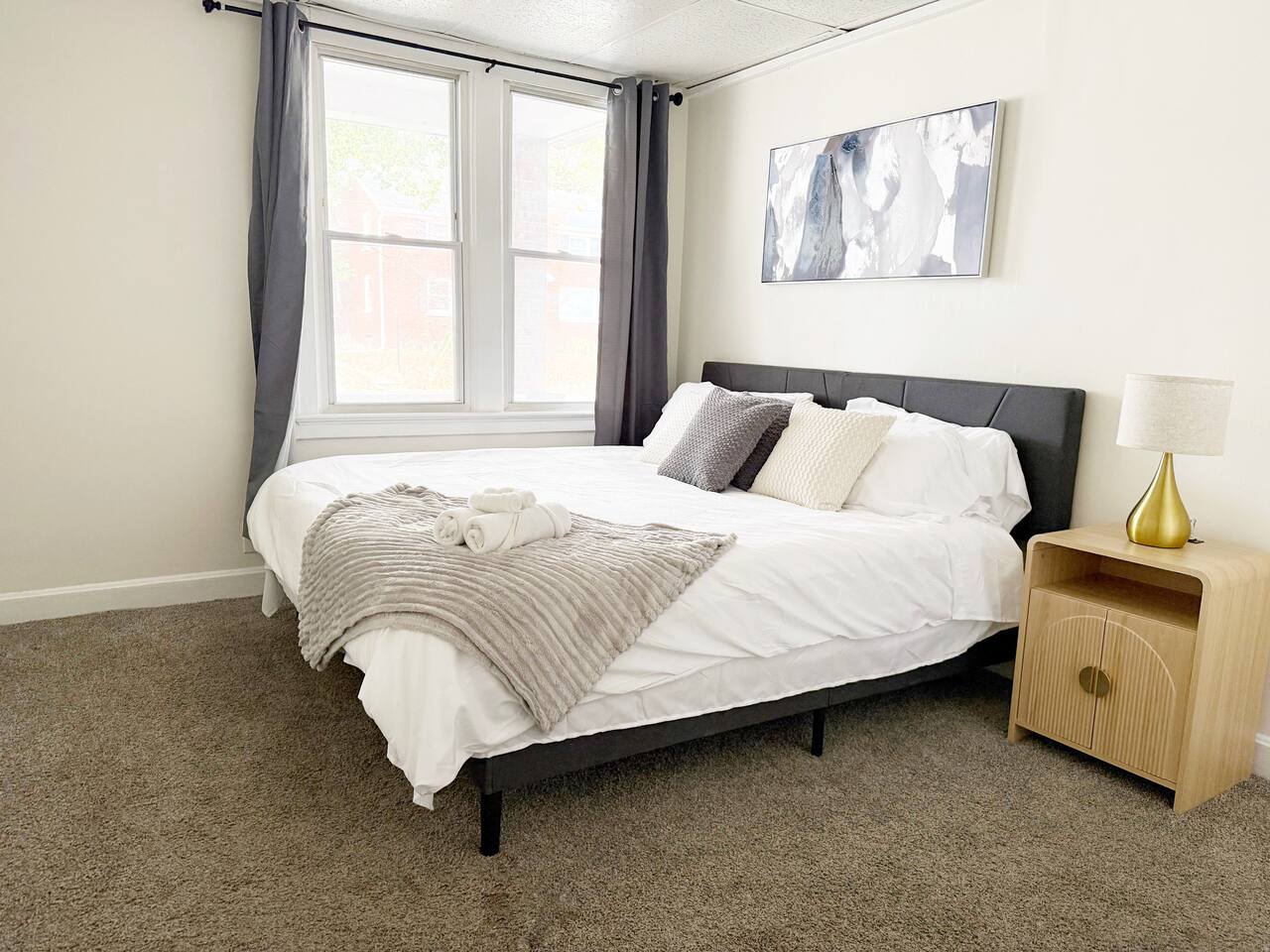 Redbrick Suites A | KING 1BR\1BA Apt near UE