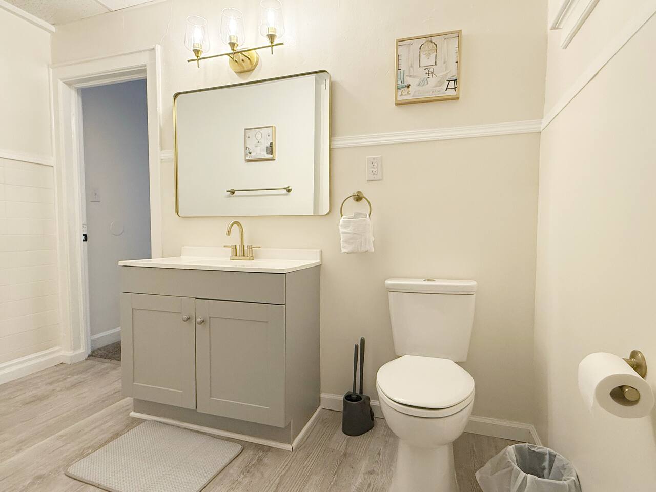 Redbrick Suites A | KING 1BR\1BA Apt near UE