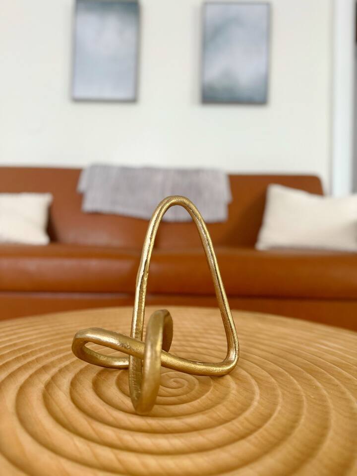 Redbrick Suites A | KING 1BR\1BA Apt near UE