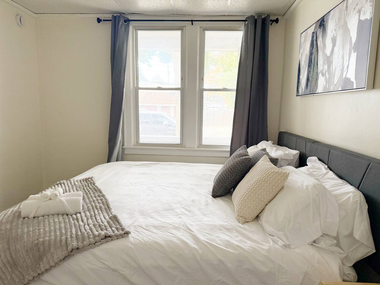 Redbrick Suites A | KING 1BR\1BA Apt near UE