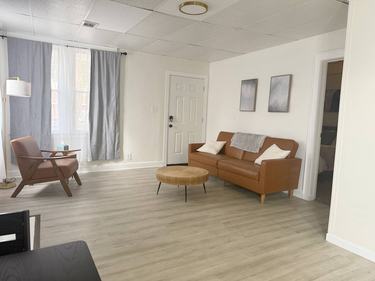 Redbrick Suites A | KING 1BR\1BA Apt near UE