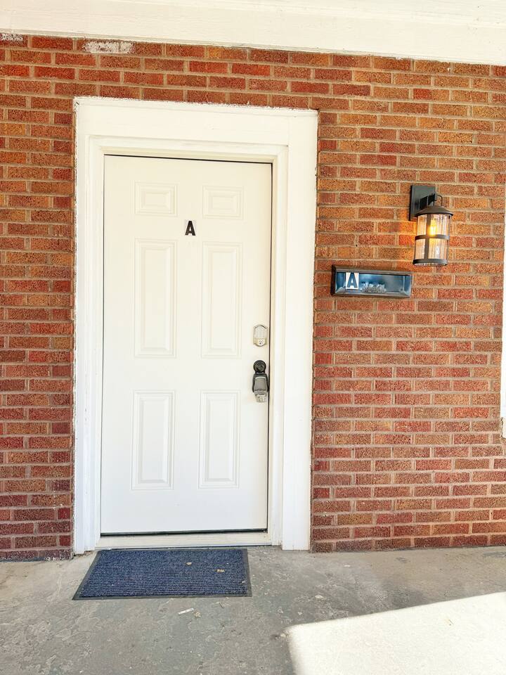 Redbrick Suites A | KING 1BR\1BA Apt near UE