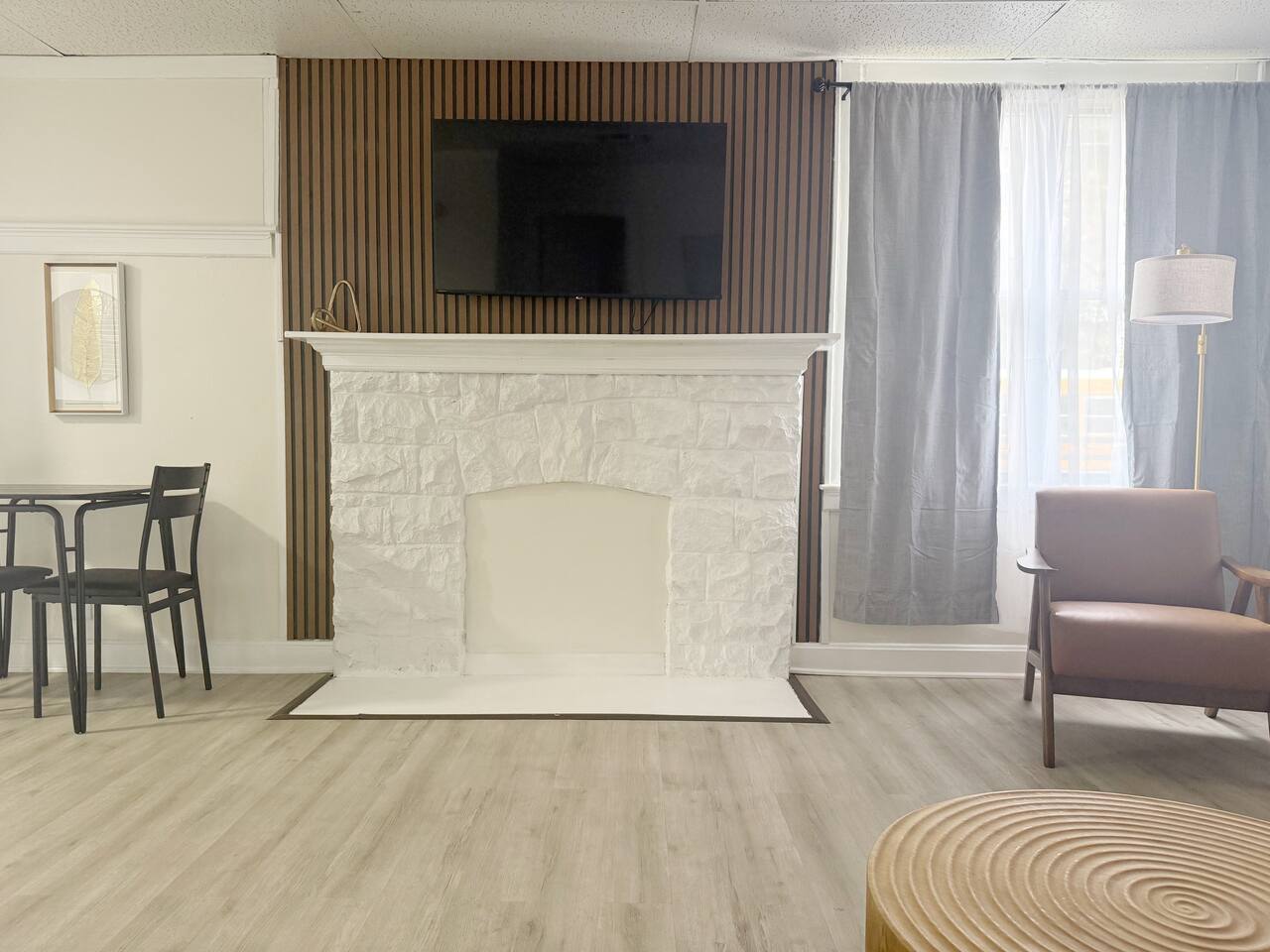 Redbrick Suites A | KING 1BR\1BA Apt near UE