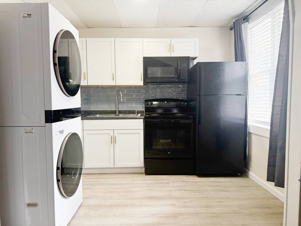 Redbrick Suites A | KING 1BR\1BA Apt near UE