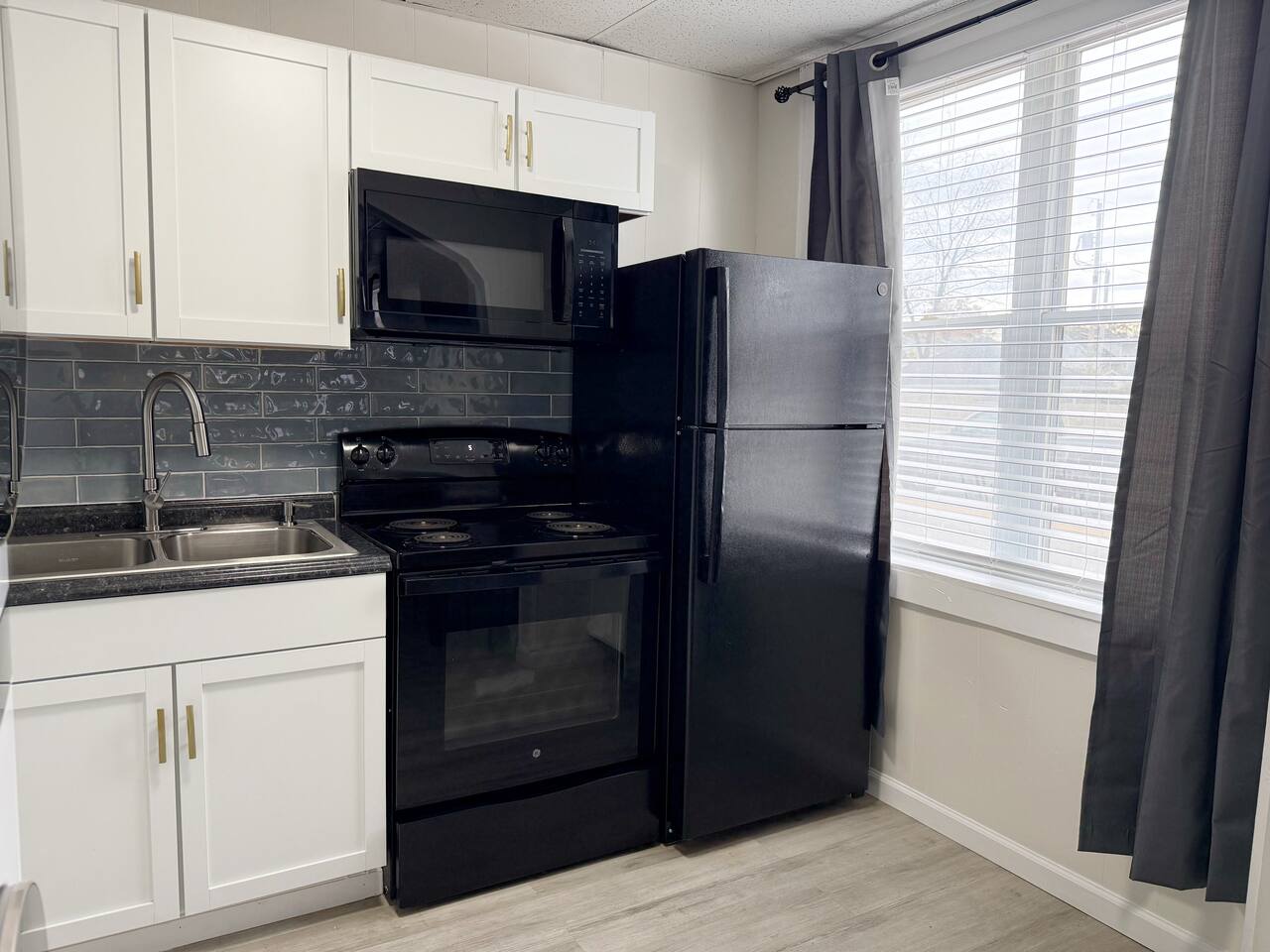 Redbrick Suites A | KING 1BR\1BA Apt near UE