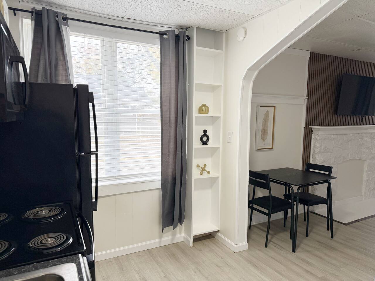 Redbrick Suites A | KING 1BR\1BA Apt near UE