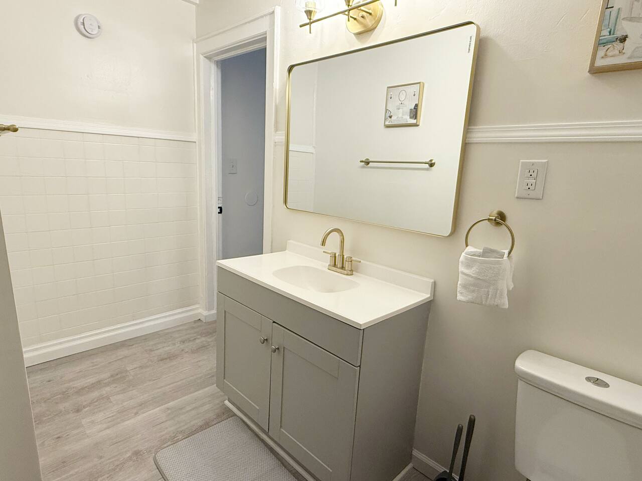 Redbrick Suites A | KING 1BR\1BA Apt near UE