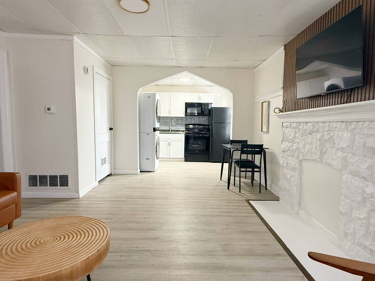 Redbrick Suites A | KING 1BR\1BA Apt near UE photo 3