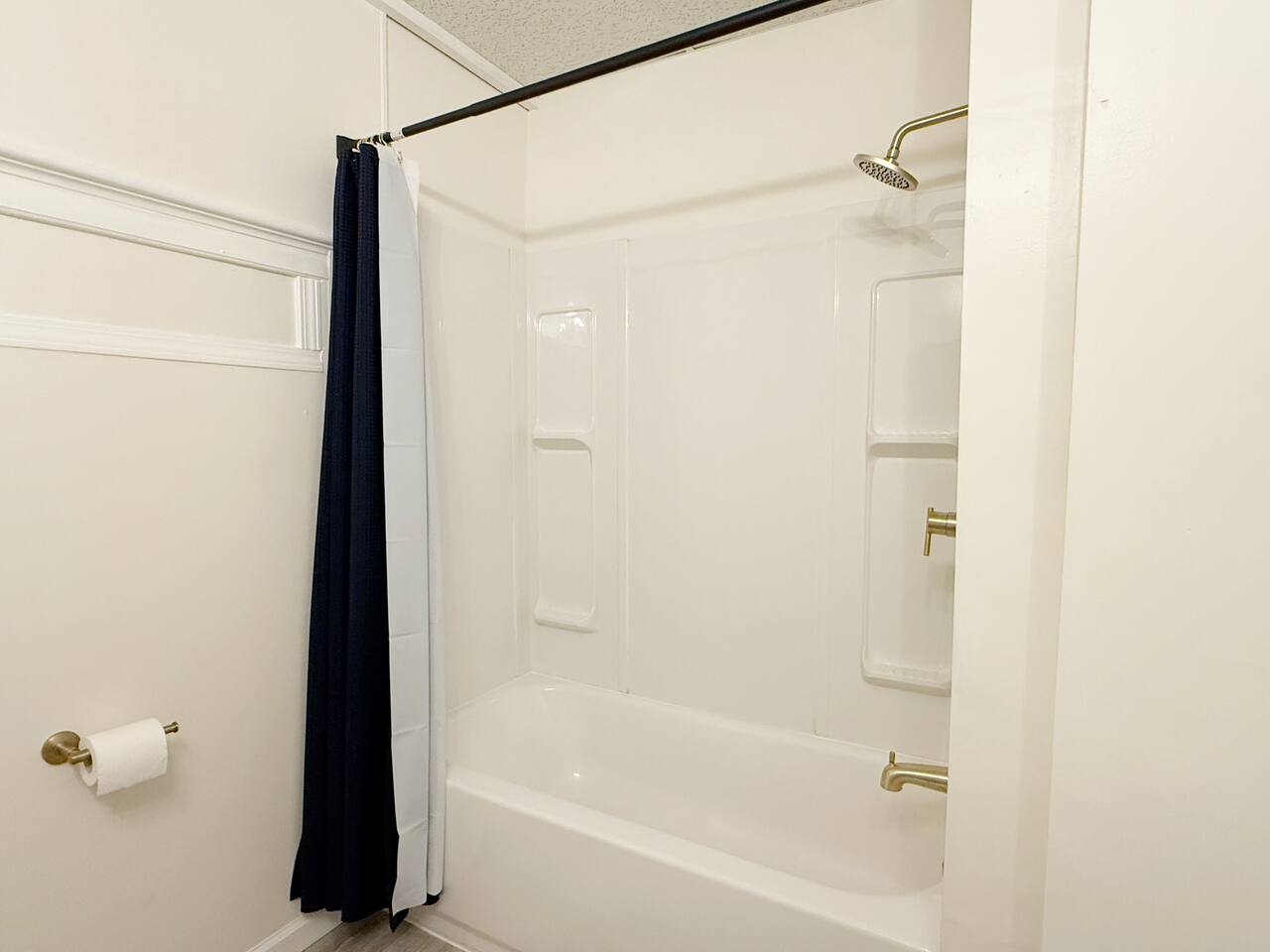 Redbrick Suites A | KING 1BR\1BA Apt near UE