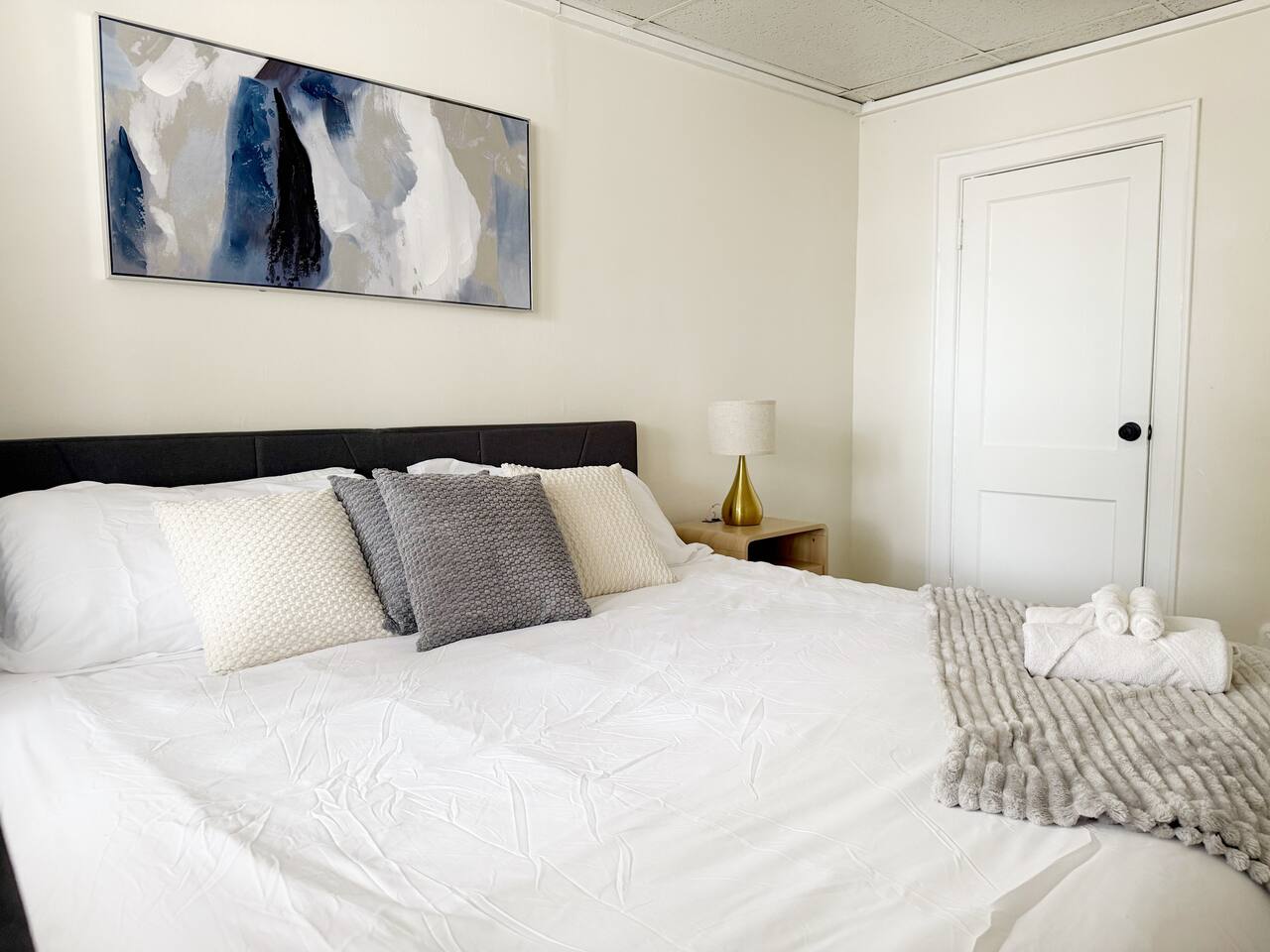 Redbrick Suites A | KING 1BR\1BA Apt near UE