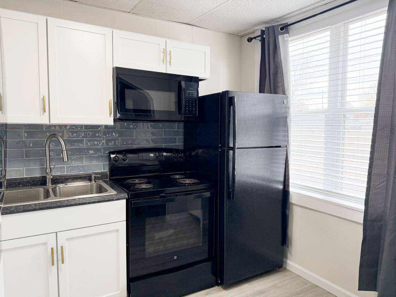 Redbrick Suites A | KING 1BR\1BA Apt near UE