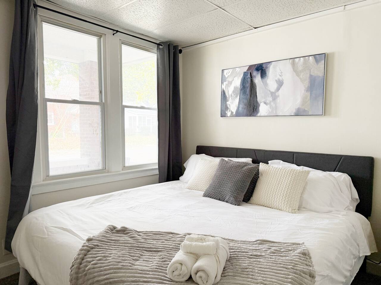 Redbrick Suites A | KING 1BR\1BA Apt near UE