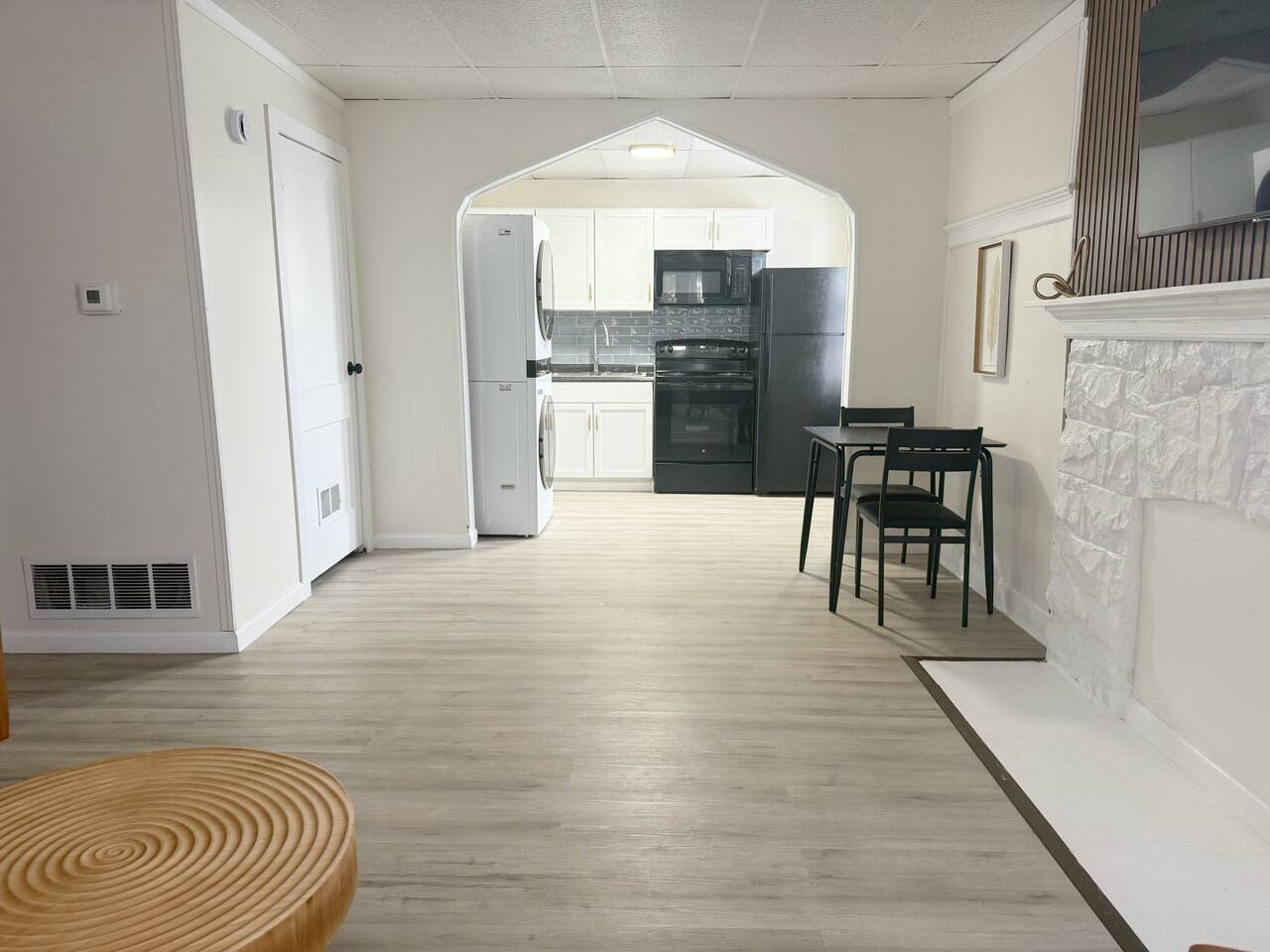 Redbrick Suites A | KING 1BR\1BA Apt near UE