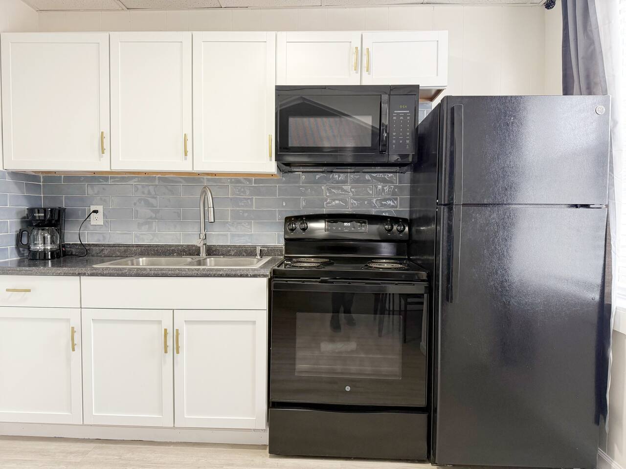 Redbrick Suites A | KING 1BR\1BA Apt near UE