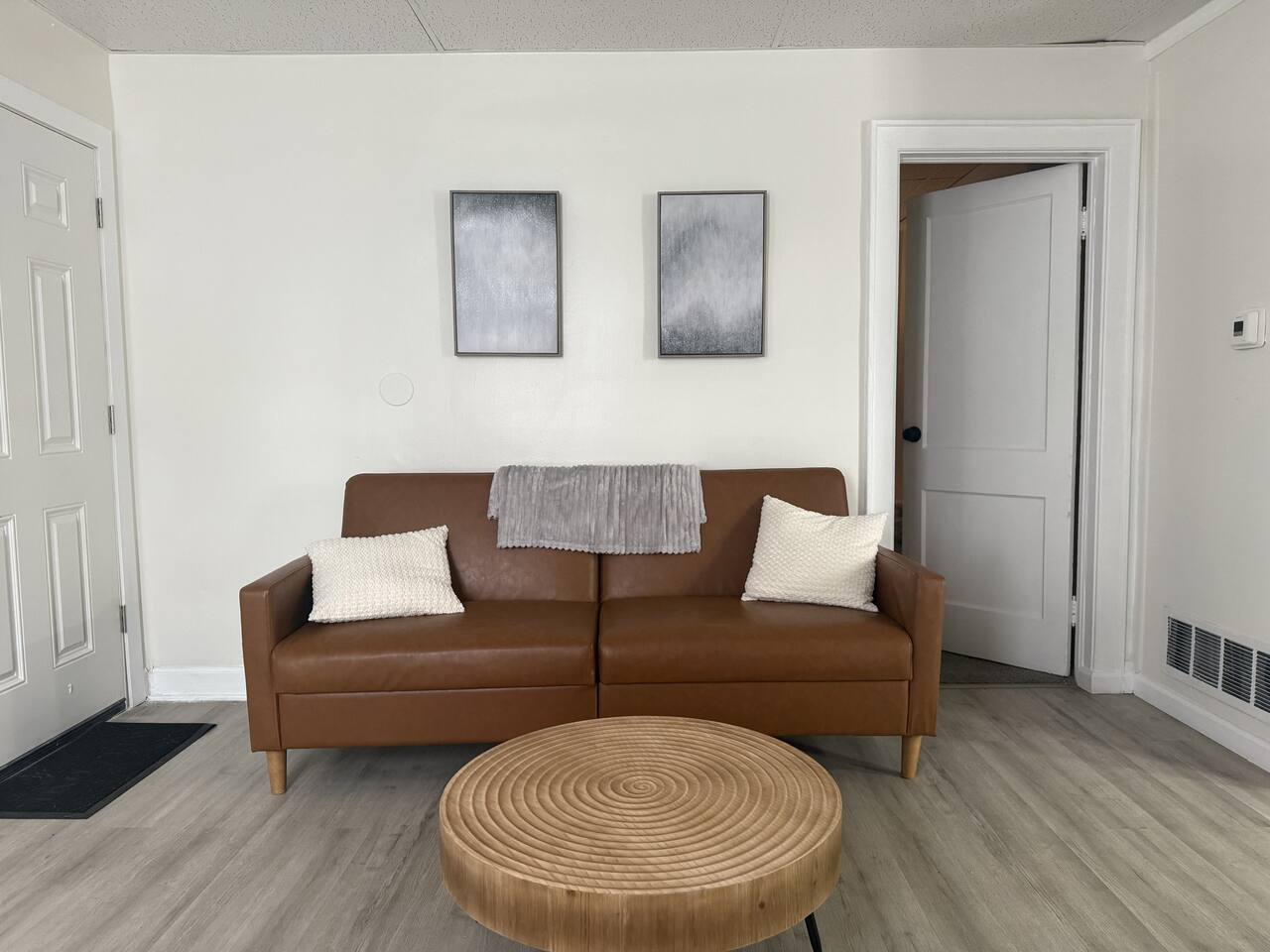 Redbrick Suites A | KING 1BR\1BA Apt near UE