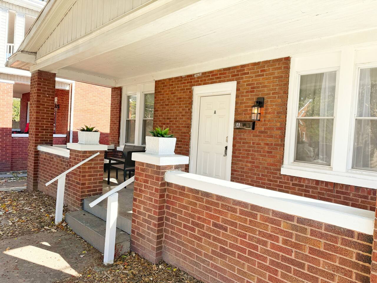 Redbrick Suites A | KING 1BR\1BA Apt near UE