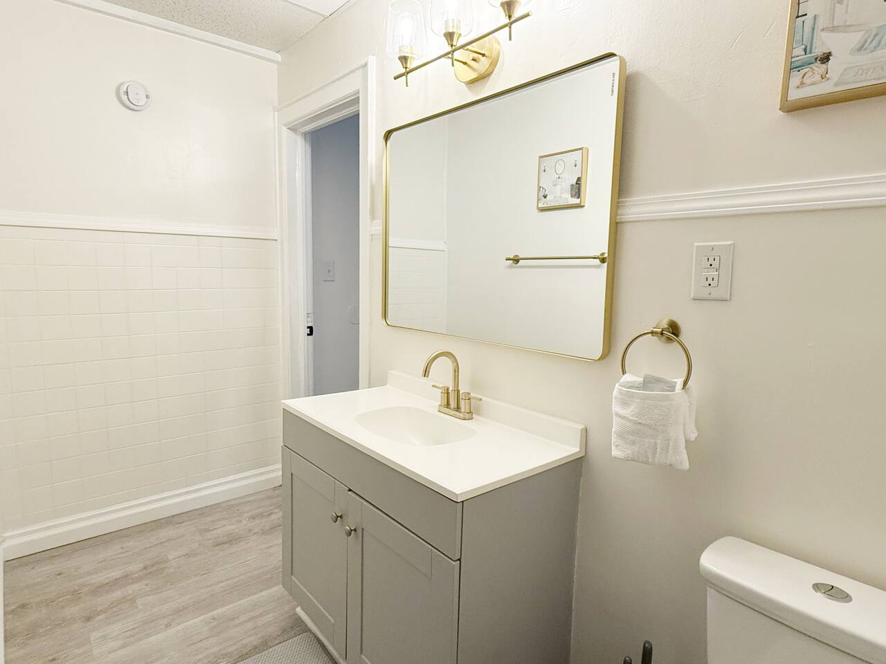 Redbrick Suites A | KING 1BR\1BA Apt near UE