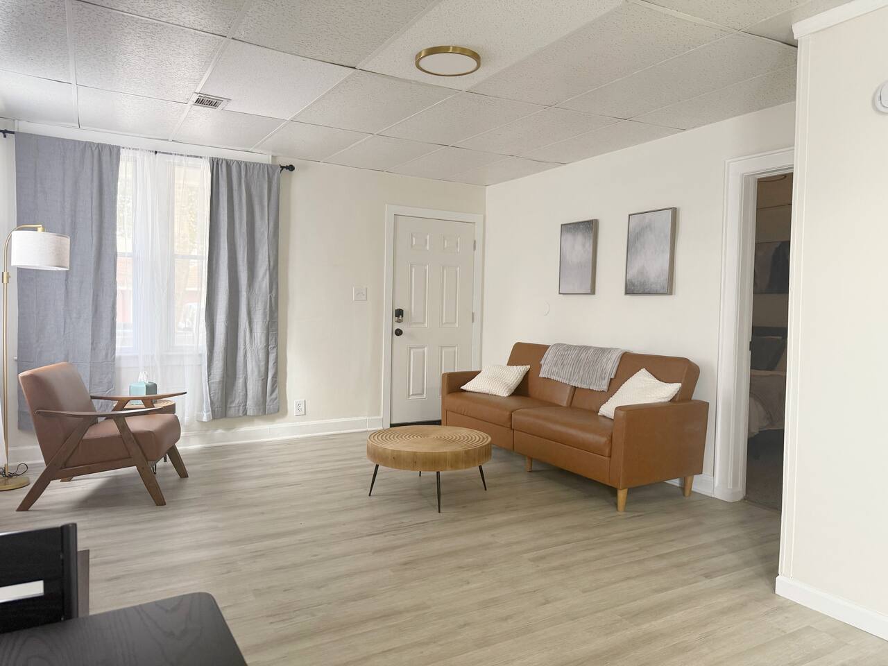 Redbrick Suites A | KING 1BR\1BA Apt near UE