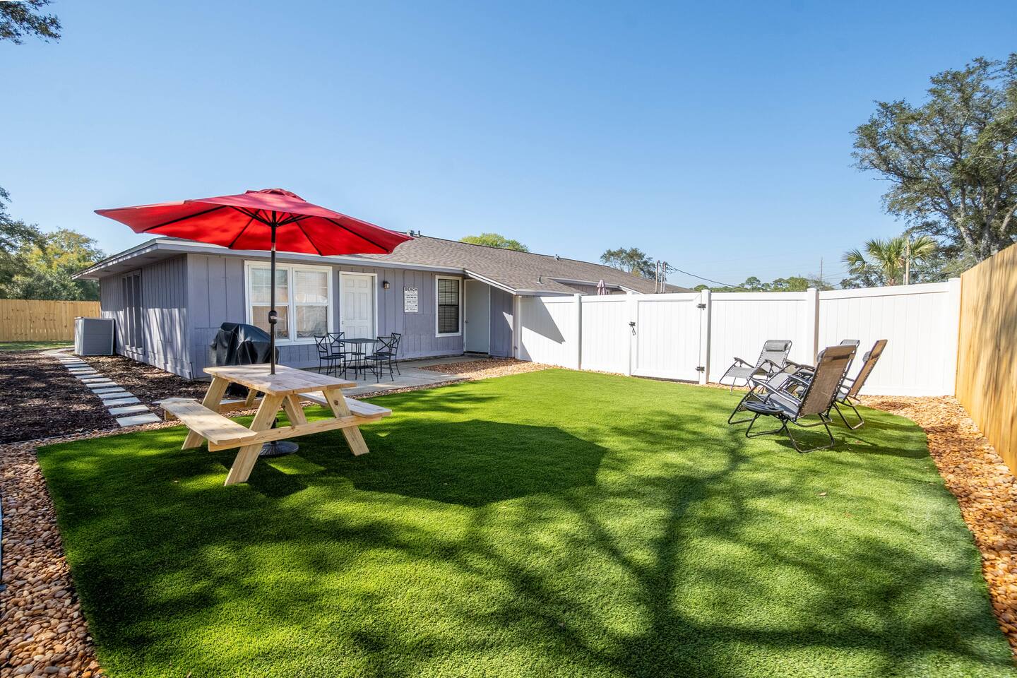 Private Gated Wraparound Yard, King, Dog Friendly