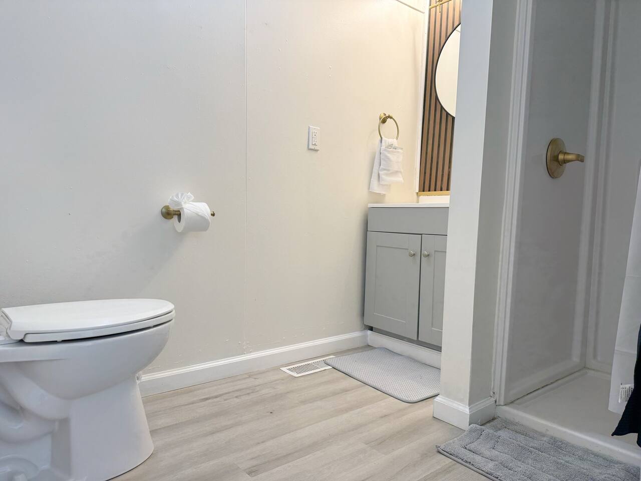 Redbrick Suites B | Queen 1BD\1BA Apt near UE