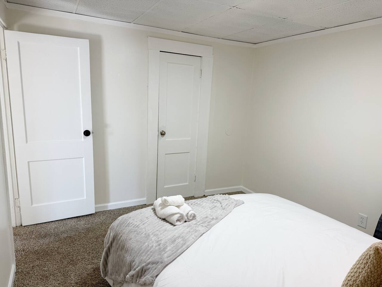 Redbrick Suites B | Queen 1BD\1BA Apt near UE