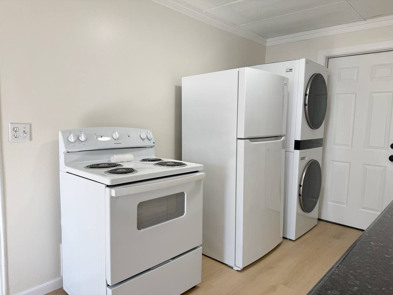 Redbrick Suites B | Queen 1BD\1BA Apt near UE