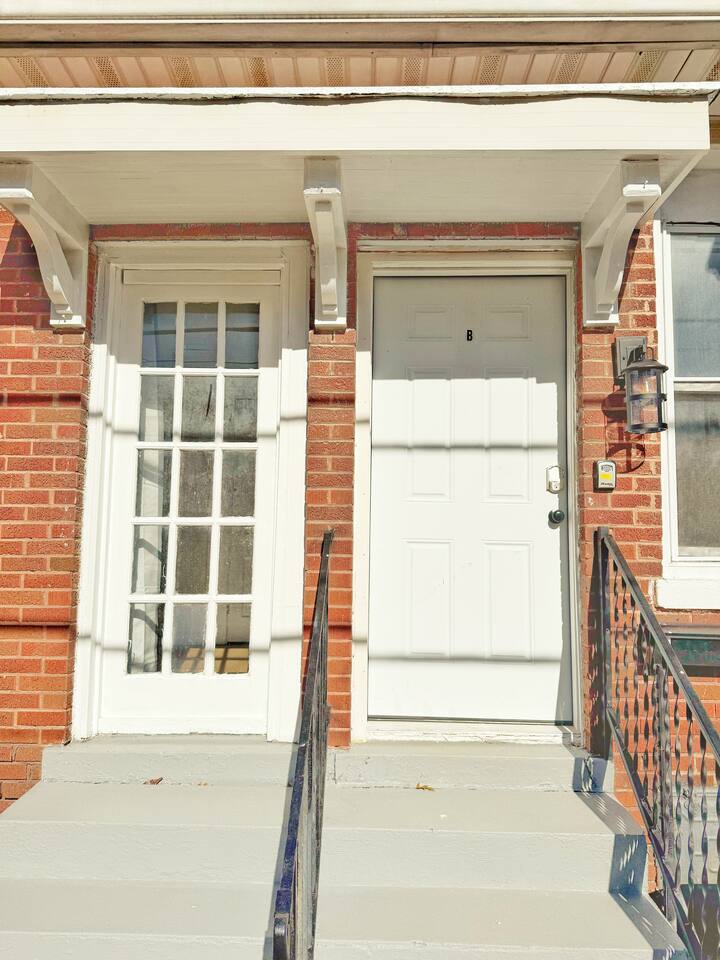 Redbrick Suites B | Queen 1BD\1BA Apt near UE