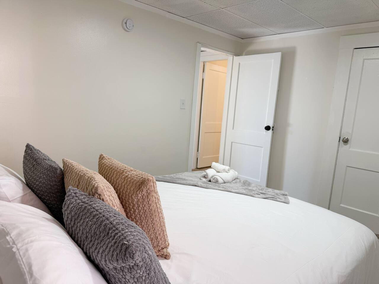 Redbrick Suites B | Queen 1BD\1BA Apt near UE