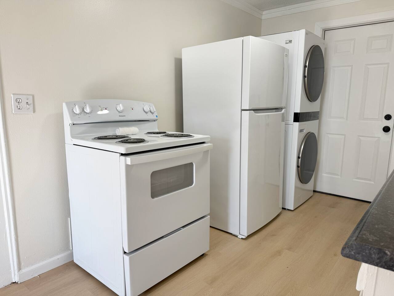 Redbrick Suites B | Queen 1BD\1BA Apt near UE