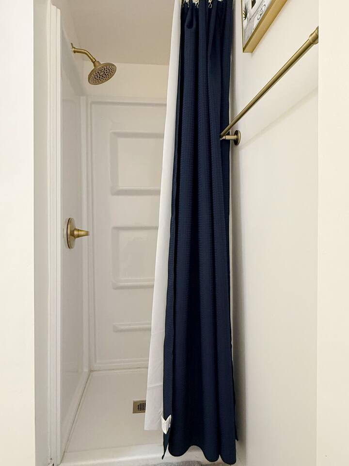 Redbrick Suites B | Queen 1BD\1BA Apt near UE