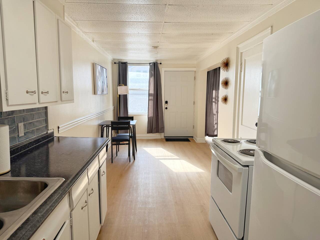 Redbrick Suites B | Queen 1BD\1BA Apt near UE photo 4