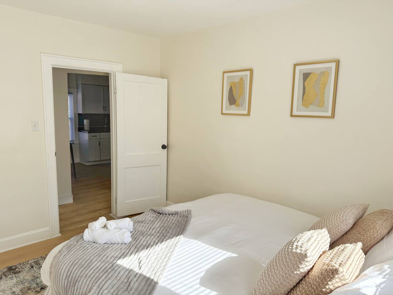 Redbrick Suites D | King 1BD\1BA Apt near UE