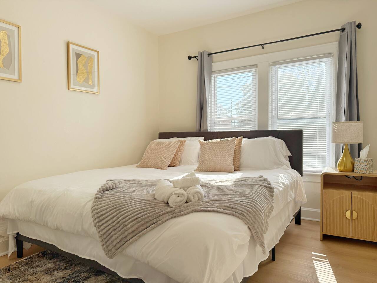 Redbrick Suites D | King 1BD\1BA Apt near UE photo 2