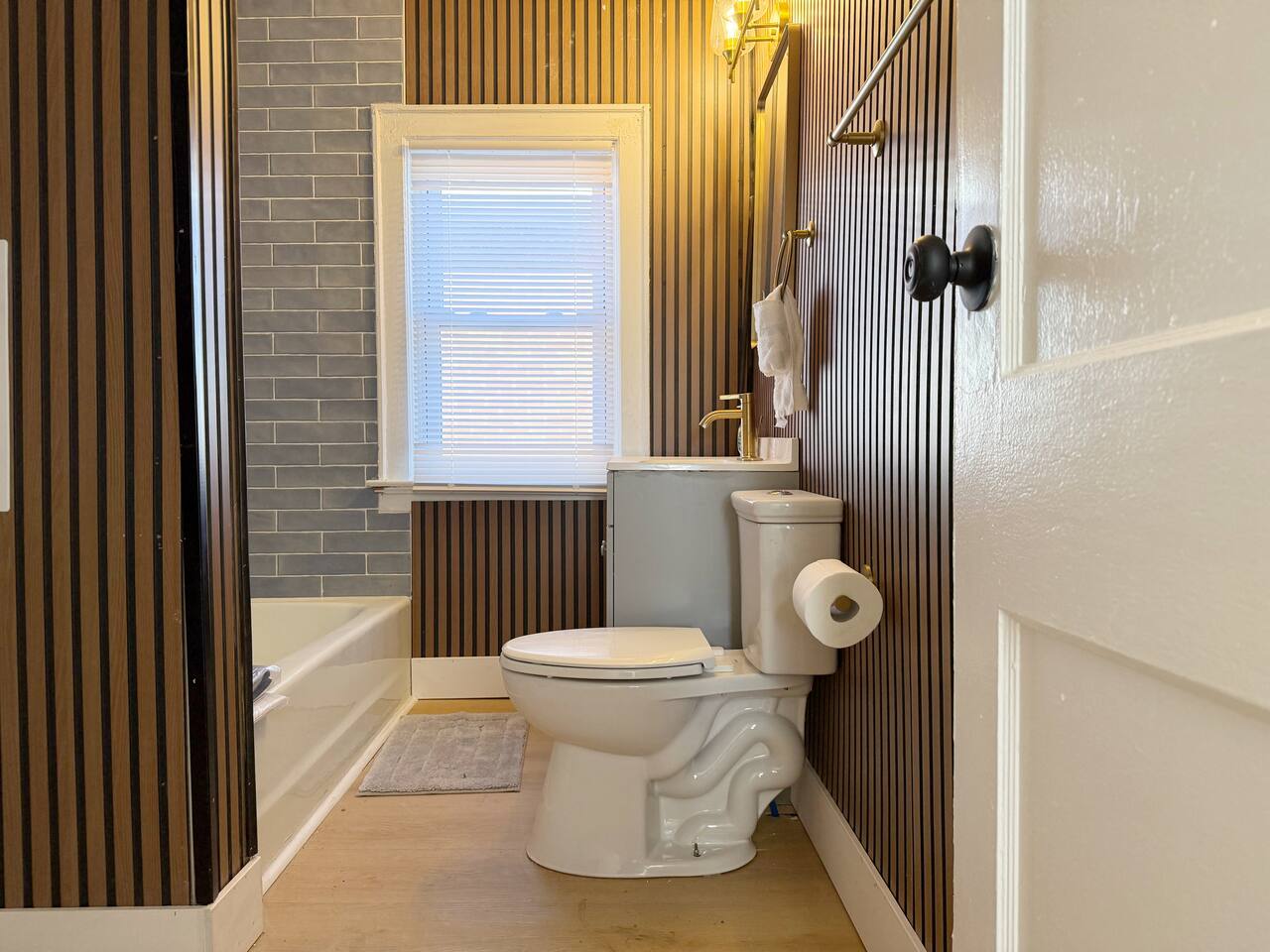 Redbrick Suites D | King 1BD\1BA Apt near UE