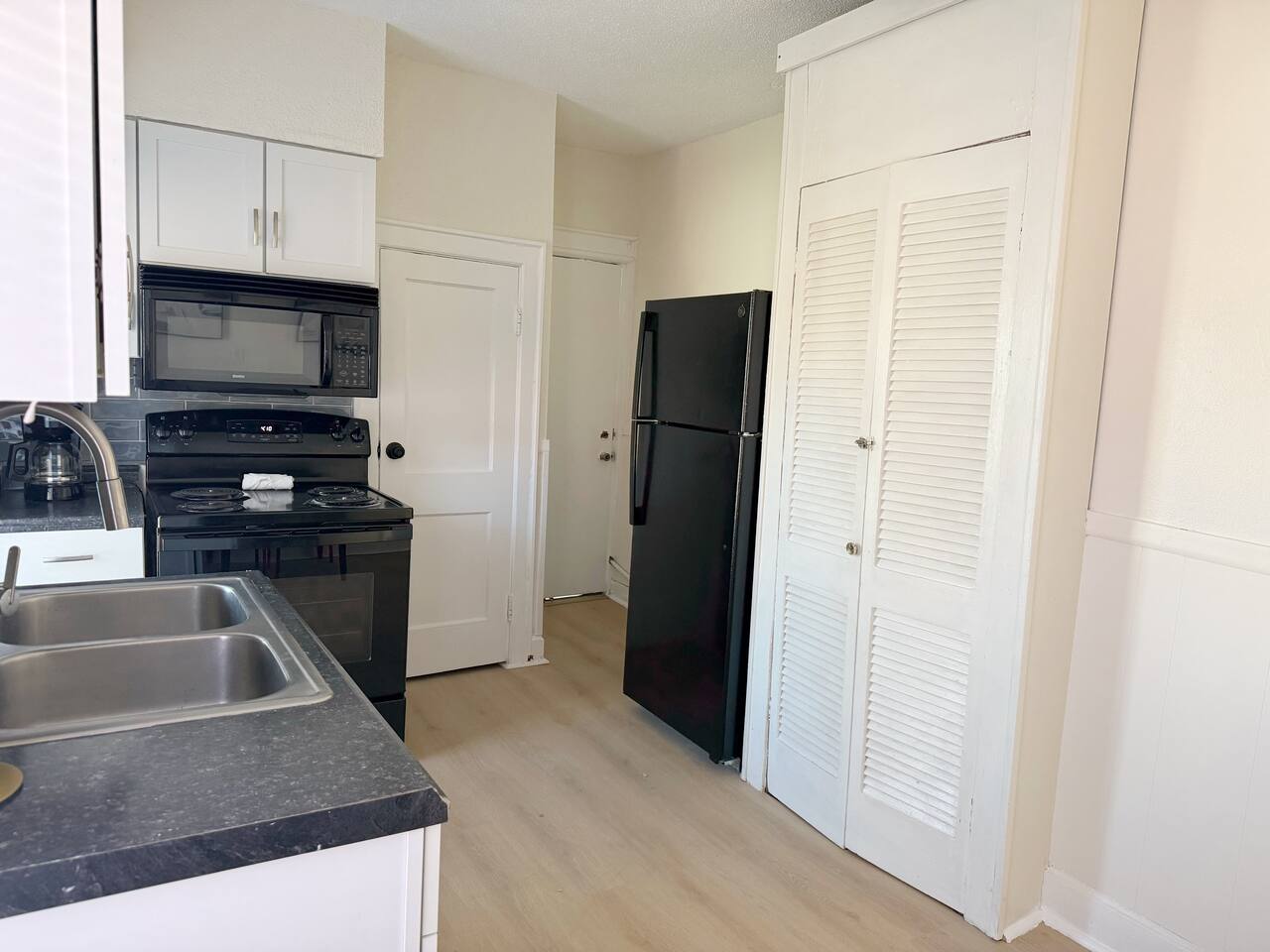 Redbrick Suites D | King 1BD\1BA Apt near UE